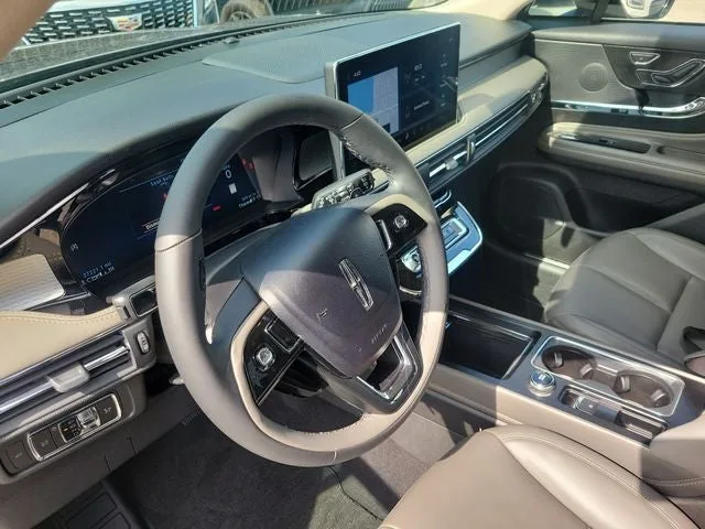 2023 Lincoln Corsair Standard photo 14