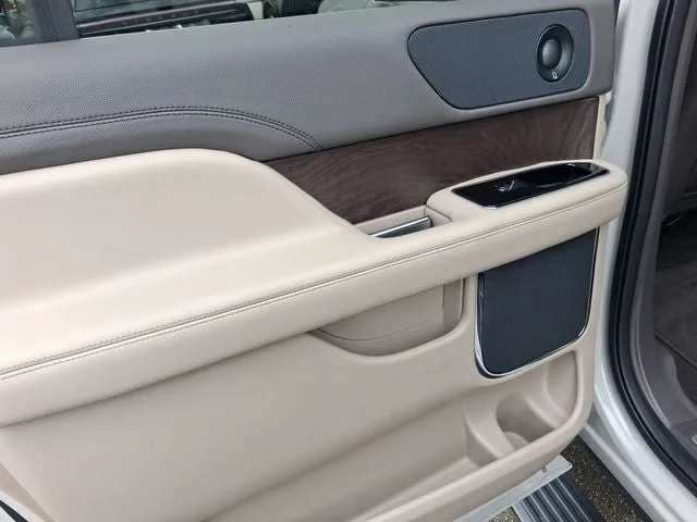 2023 Lincoln Navigator L Reserve photo 9