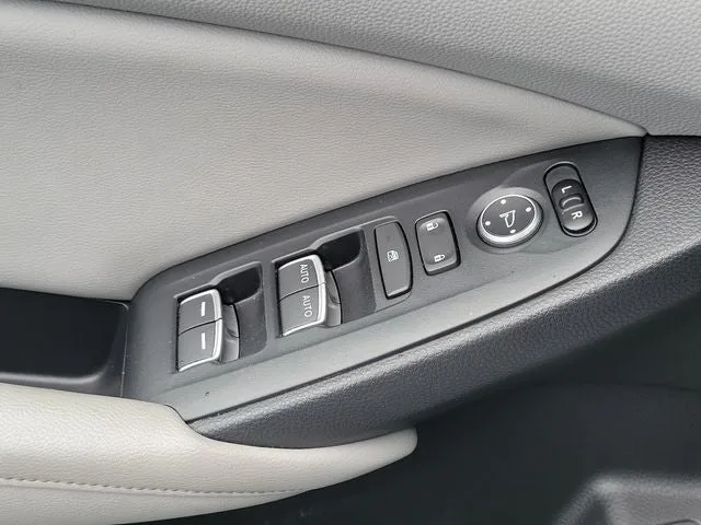 2018 Honda Accord Hybrid Base photo 17