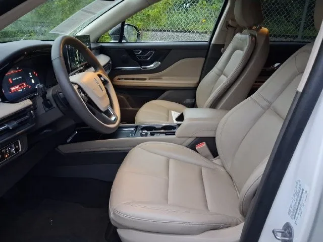 2023 Lincoln Corsair Standard photo 12