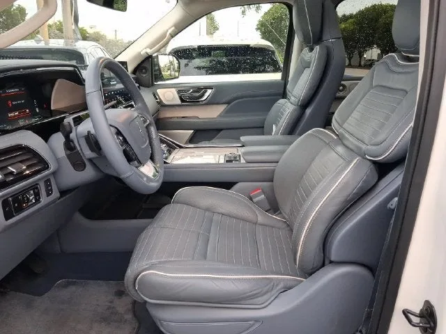 2023 Lincoln Navigator L Black Label photo 11