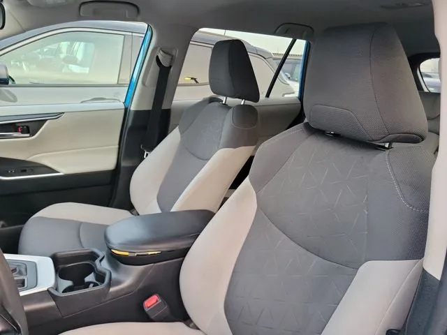 2020 Toyota RAV4 XLE photo 9
