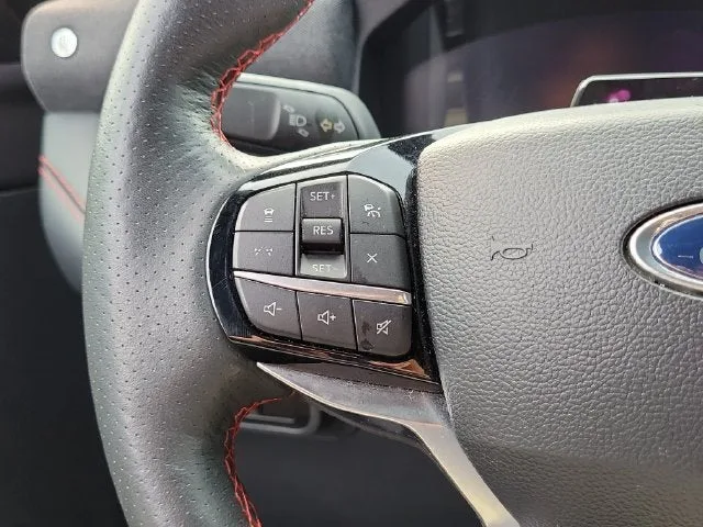 2025 Ford Explorer ST-Line photo 16