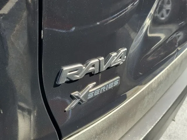 2021 Toyota RAV4 LE photo 5