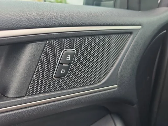 2022 Ford Edge SEL photo 16