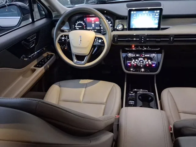 2022 Lincoln Corsair Standard photo 8