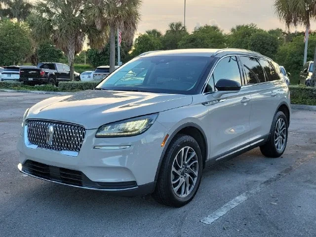 2022 Lincoln Corsair Standard photo 3