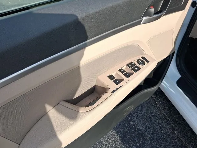 2020 Hyundai Elantra SEL photo 13