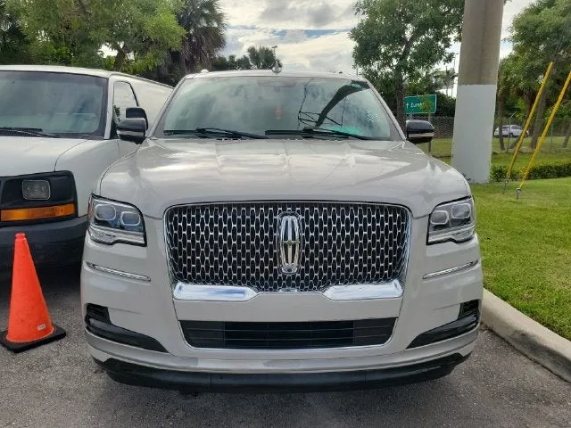 2024 Lincoln Navigator Premiere photo 3