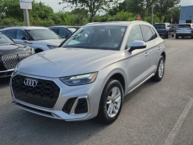 2022 Audi Q5 45 S line Premium quattro photo 2