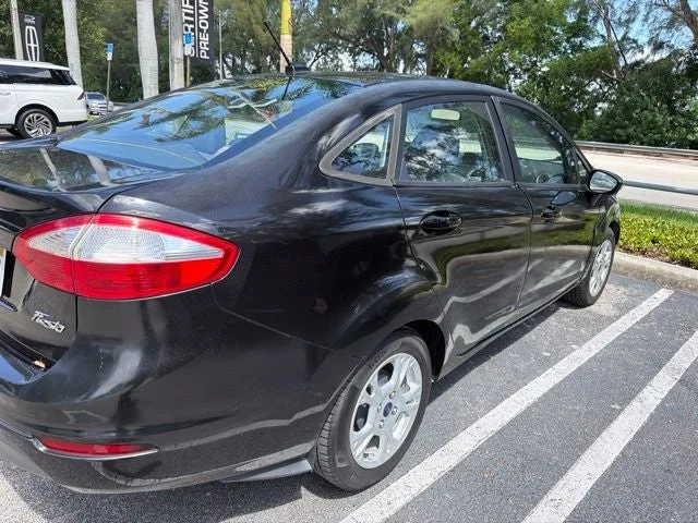 2014 Ford Fiesta SE photo 2