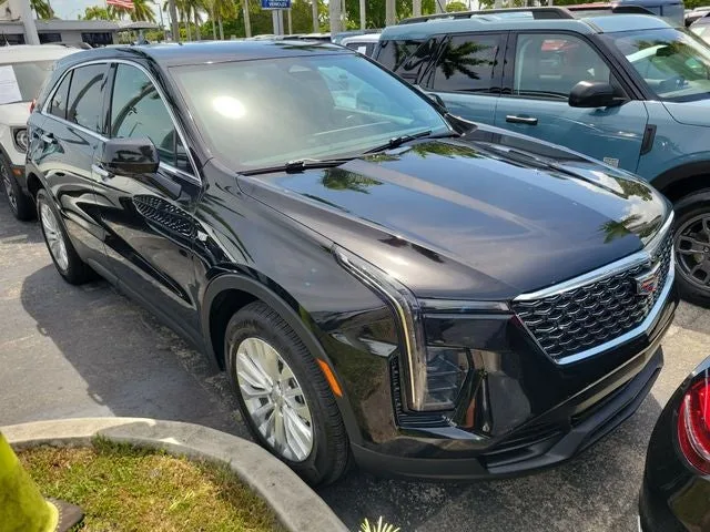 2024 Cadillac XT4 Luxury photo 2