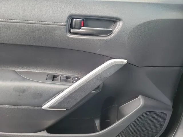 2022 Toyota Corolla Cross LE photo 14