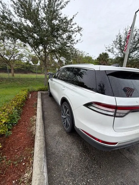 2025 Lincoln Aviator Reserve Premium photo 3