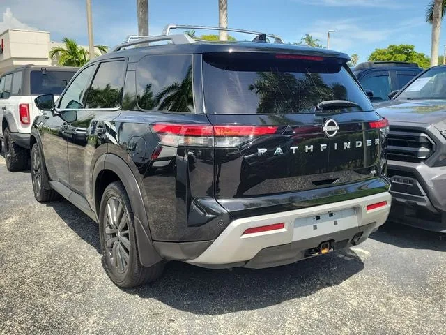 2022 Nissan Pathfinder SL photo 3