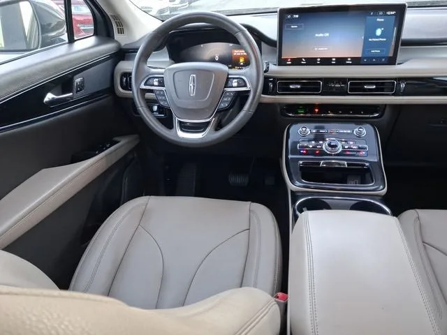 2023 Lincoln Nautilus Standard photo 8