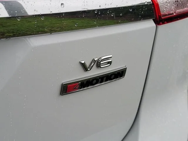 2019 Volkswagen Atlas 3.6L V6 SEL R-Line R-Line photo 6