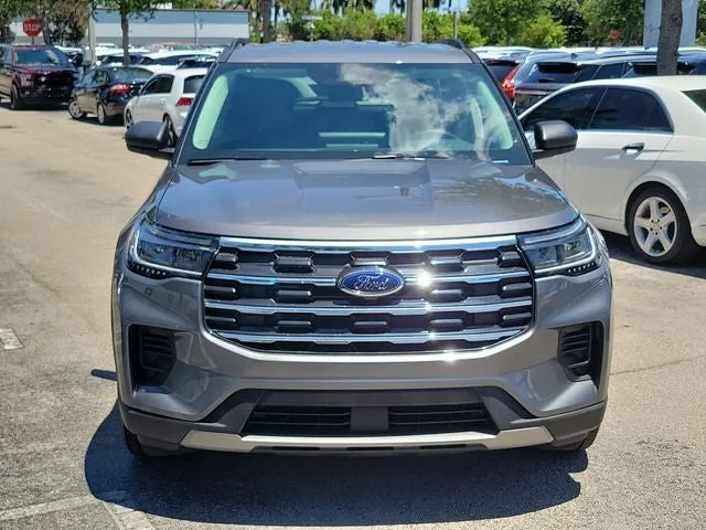 2025 Ford Explorer Active photo 2