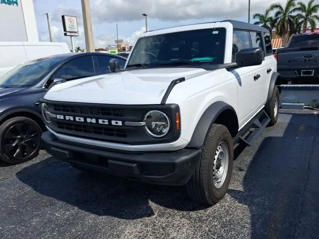 2025 Ford Bronco Base photo 3