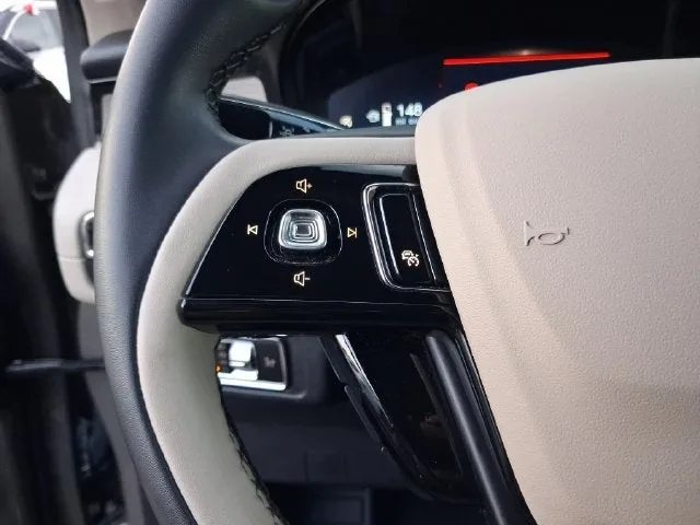 2025 Lincoln Corsair Premiere photo 17
