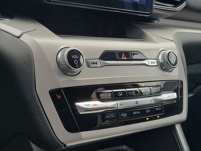 2023 Ford Explorer XLT photo 23