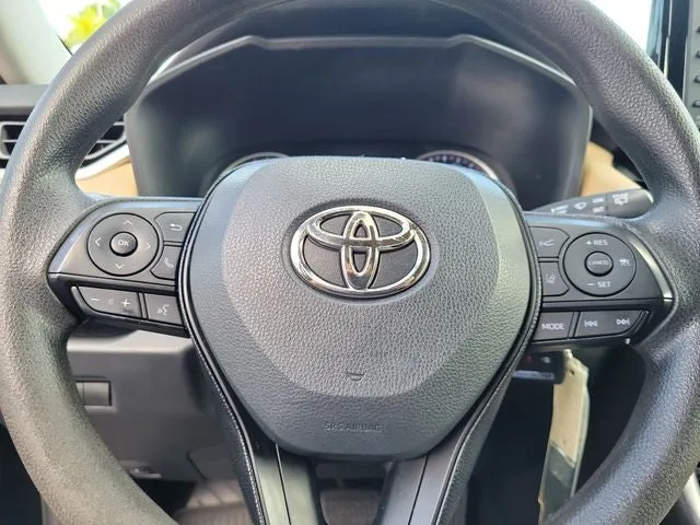 2021 Toyota RAV4 LE photo 20