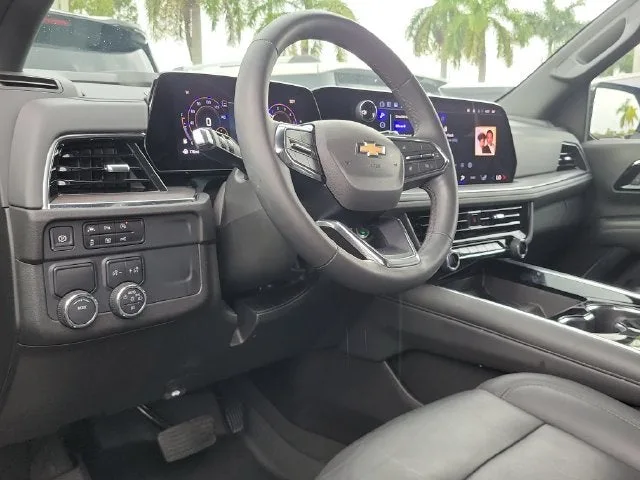 2025 Chevrolet Suburban LT photo 8