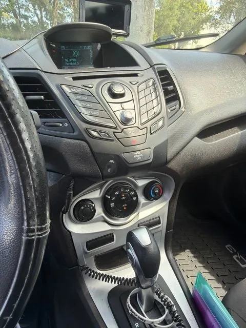 2014 Ford Fiesta SE photo 3