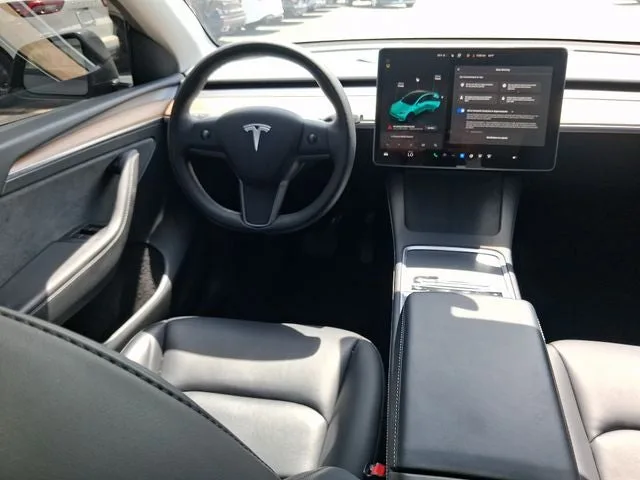 2025 Tesla Model Y Long Range photo 8