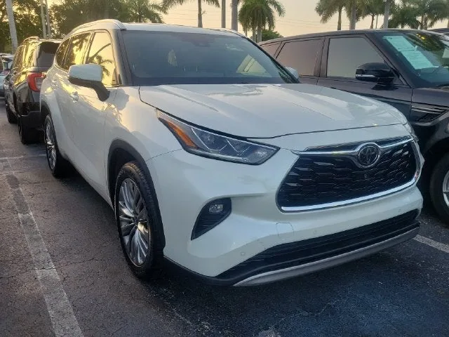 2021 Toyota Highlander Platinum photo 2