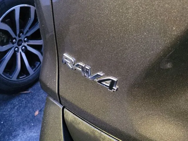 2022 Toyota RAV4 XLE photo 6