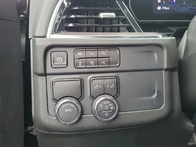 2025 Chevrolet Suburban LT photo 12