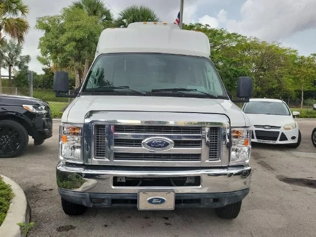2012 Ford E-350SD Base Cutaway photo 2