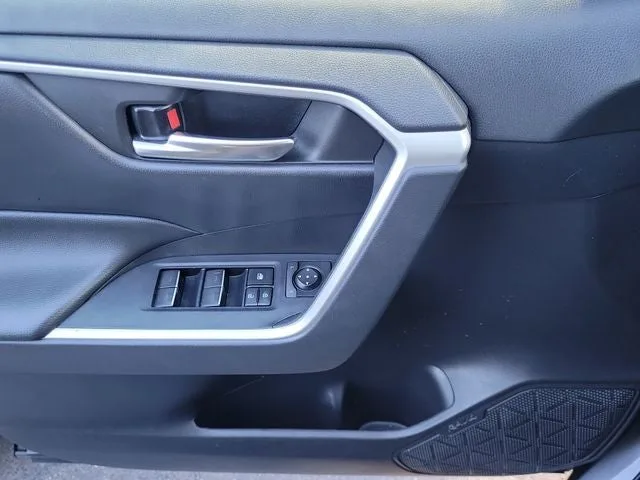 2022 Toyota RAV4 XLE photo 14