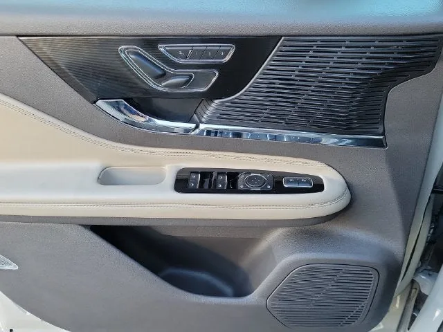 2022 Lincoln Corsair Standard photo 14