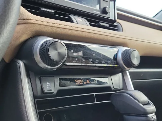 2021 Toyota RAV4 LE photo 25