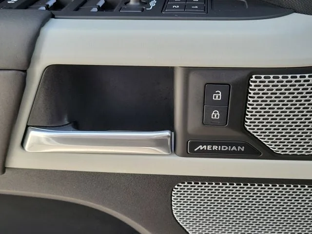 2024 Land Rover Defender 130 S photo 21