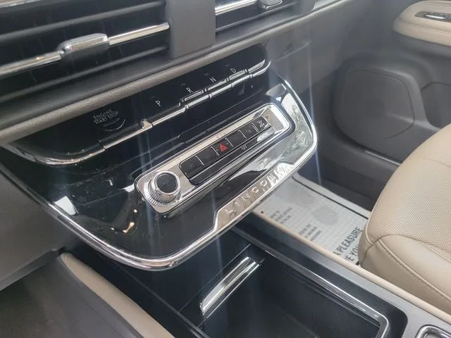 2025 Lincoln Corsair Premiere photo 18