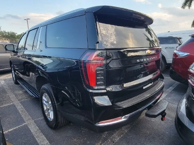 2025 Chevrolet Suburban LT photo 4