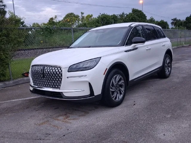 2023 Lincoln Corsair Standard photo 2