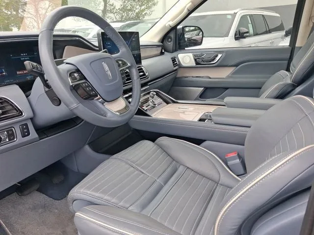 2022 Lincoln Navigator L Black Label photo 10