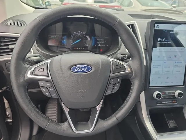 2022 Ford Edge SEL photo 18