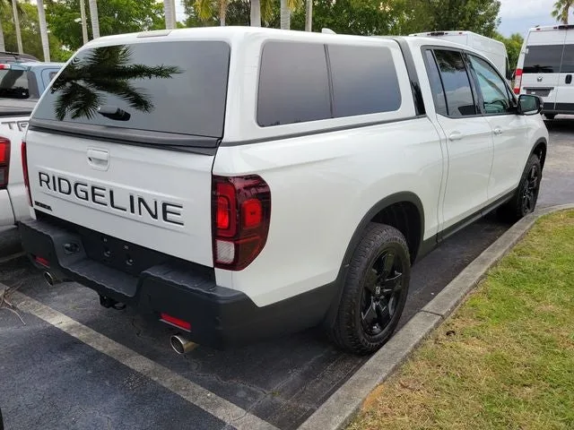 2025 Honda Ridgeline Black Edition photo 3