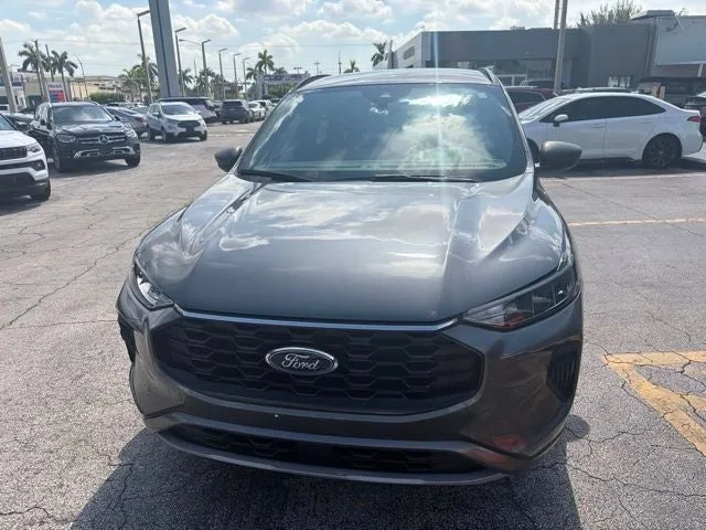 2023 Ford Escape ST-Line photo 2