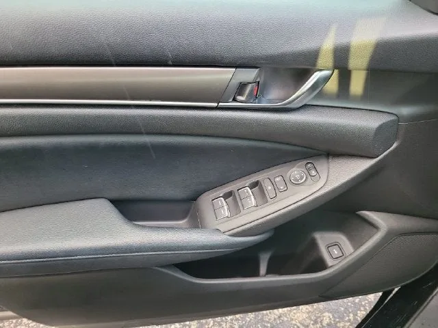 2018 Honda Accord LX photo 11