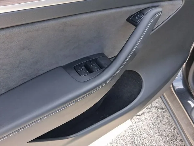 2025 Tesla Model Y Long Range photo 15