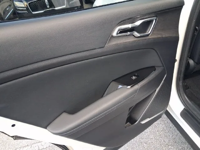 2024 Kia Sportage Plug-In Hybrid X-Line photo 9