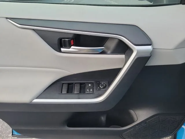 2020 Toyota RAV4 XLE photo 12