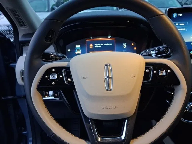 2025 Lincoln Corsair Premiere photo 13