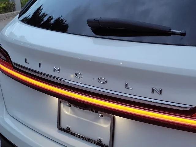 2022 Lincoln Nautilus Standard photo 6